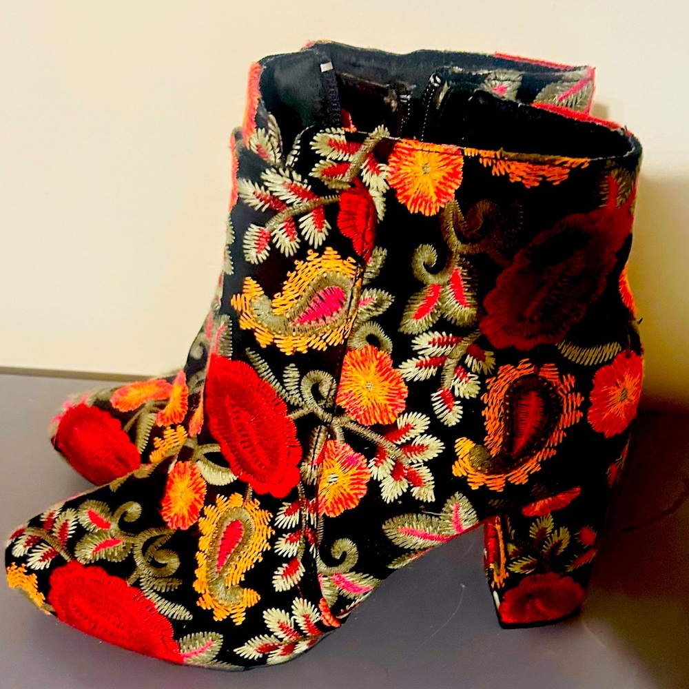 Floral MIA booties only worn twice! Boho/Vintage look/60’s/Fashion/Runway/Unique